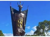 Estátua do diabo erguida por "feiticeira" do Ceará tem 11 metros e custou R$ 100 mil