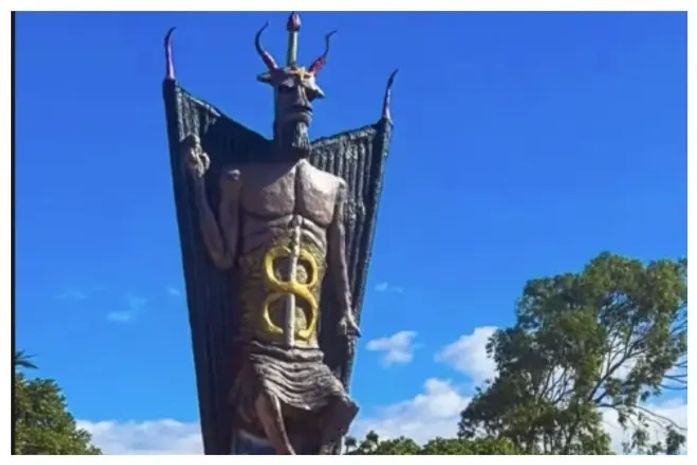 Estátua do diabo erguida por "feiticeira" do Ceará tem 11 metros e custou R$ 100 mil