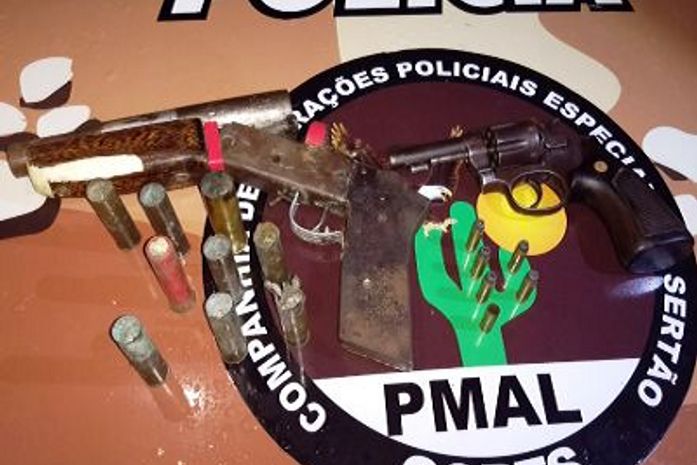 material apreendido com os suspeitos