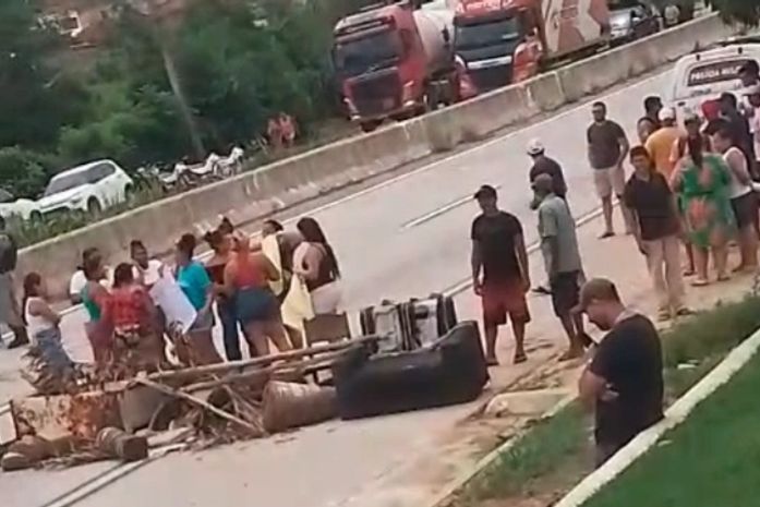 Moradores bloqueiam BR-101 em protesto por bebê sequestrada em Novo Lino