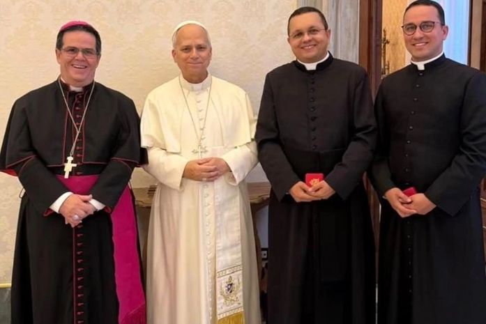 Arcebispo de Maceió visita Papa Leão XIV e leva lembrança simbólica de Alagoas