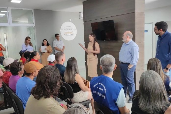 Pacientes visitam Centro de Hemodiálise de Penedo e conhecem equipe responsável pelo serviço