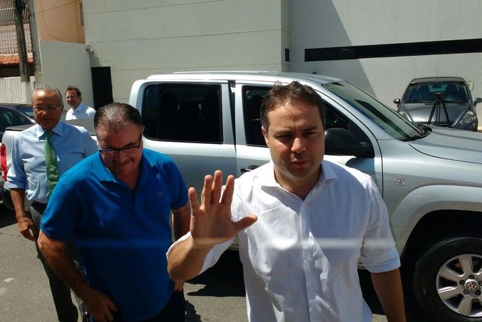 Renan Filho e Cícero Almeida chegam juntos a sede do PMDB