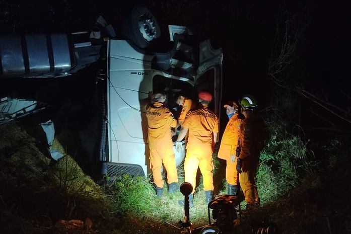 Colisão entre carretas e trator deixa dois mortos na Lagoa do Pau