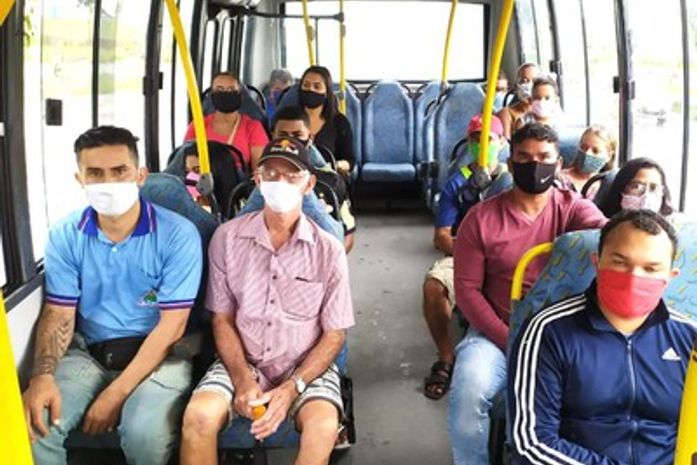 Passageiros de máscara no transporte intermunicipal