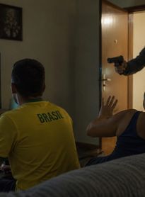 Homem é executado a tiros enquanto bebia, dentro de casa, na Barra Nova, após jogo do Brasil