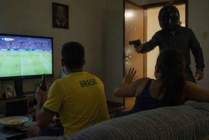 Homem é executado a tiros enquanto bebia, dentro de casa, na Barra Nova, após jogo do Brasil