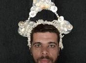 Adereços de cabeça para o Carnaval são expostos na galeria Gamma