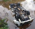 Veículo despenca em rio após colisão entre caminhões na BR-104

