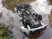 Veículo despenca em rio após colisão entre caminhões na BR-104

