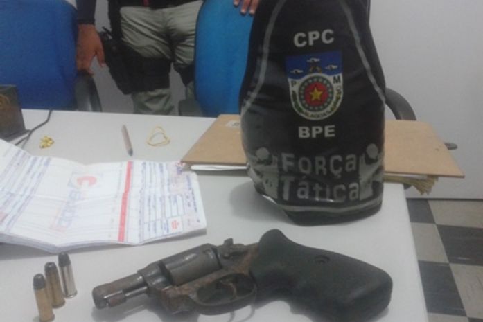 Arma foi apreendida com rapaz, após diligências numa mata