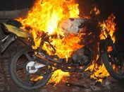 Motocicleta é incendiada após ser tomada em assalto na Canafístula