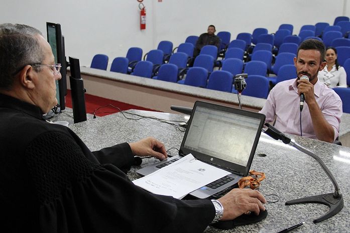 Réu foi interrogado pelo juiz Jandir de Barros Carvalho