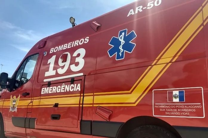 Carro invade residência e varanda desaba sobre duas pessoas no Agreste de Alagoas