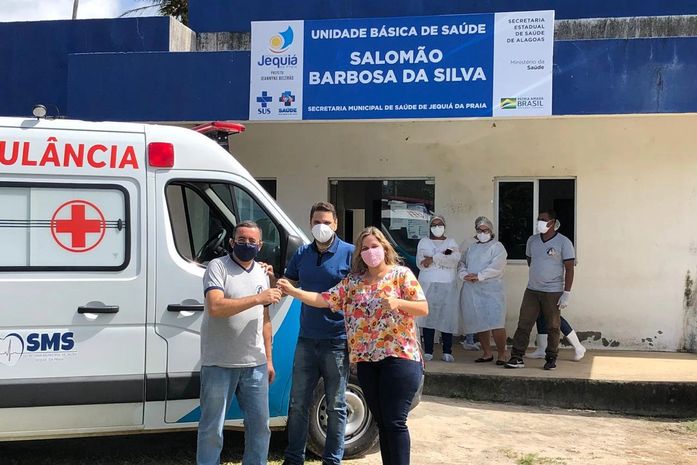 Prefeita Jeannyne Beltrão entrega ambulância e amplia atendimento de saúde