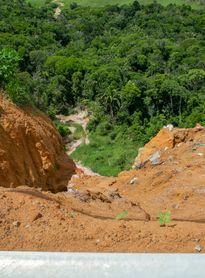 Defesa Civil de Maceió monitora erosão profunda em Rio Largo e avalia riscos na área