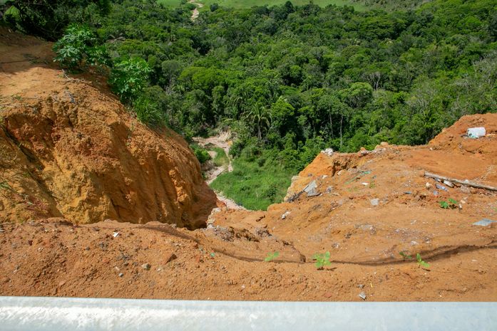 Defesa Civil de Maceió monitora erosão profunda em Rio Largo e avalia riscos na área