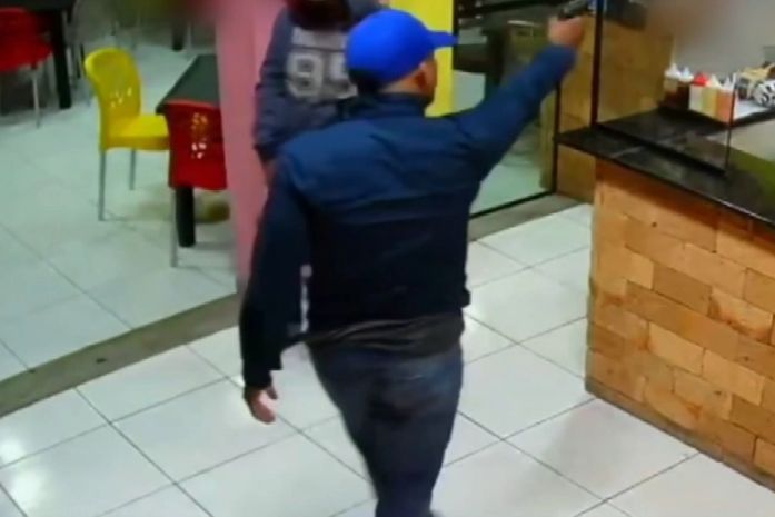 Vídeo: clientes são rendidos e agredidos durante assalto em hamburgueria no Antares