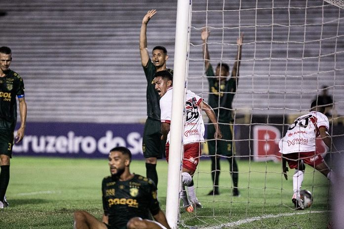 Fora de casa, CRB fica no empate com o Altos pela Copa do Nordeste

