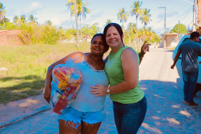 Prefeita Lívia Carla Ilumina o Natal da Barra de Santo Antônio com Entrega Pessoal de Cestas Básicas