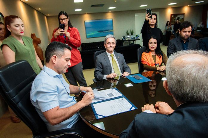 Governador assina acordo que permite emissão da Carteira de Identidade pelos cartórios