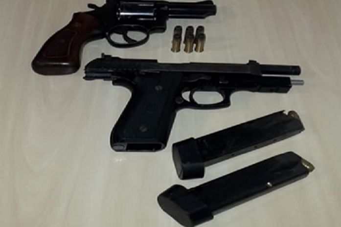 Armas apreendidas com os suspeitos