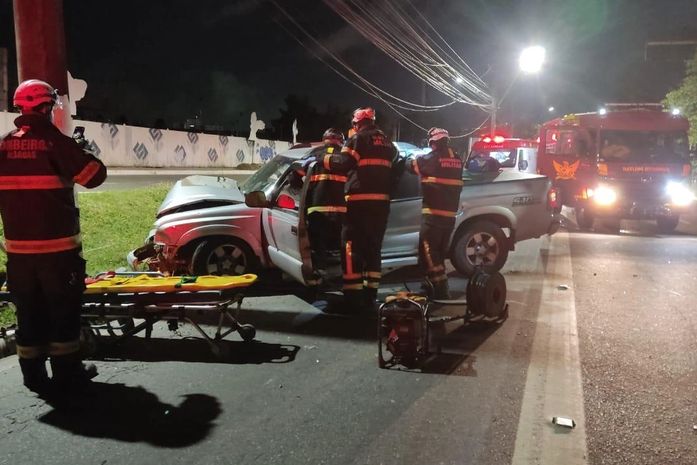 Três pessoas ficam feridas após carro colidir com poste na Av. Fernandes Lima