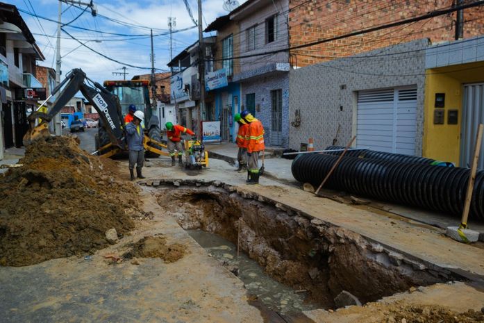 Seminfra recupera galeria danificada por ligações clandestinas de esgoto em via do Jacintinho