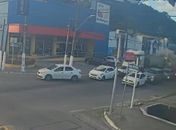 Veja o vídeo do momento em que caminhão desgovernado atinge veículos na Cambona