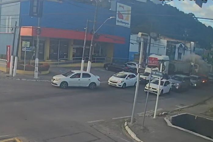 Veja o vídeo do momento em que caminhão desgovernado atinge veículos na Cambona