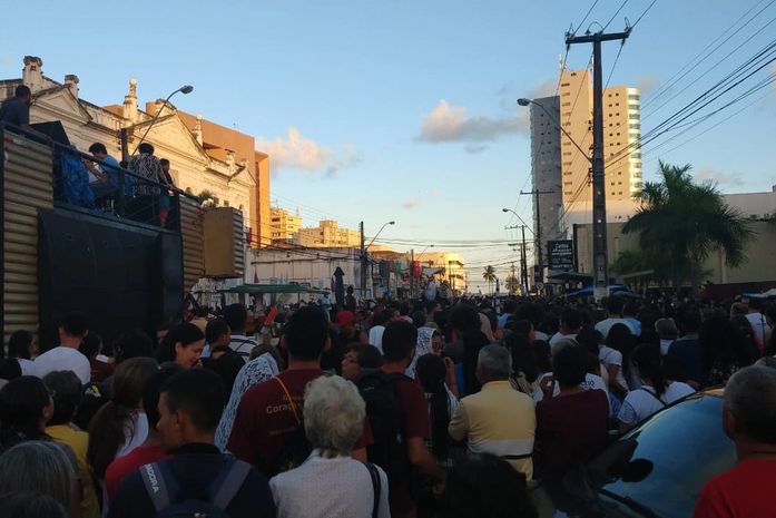 Milhares de fieis participam da solenidade de Corpus Christi