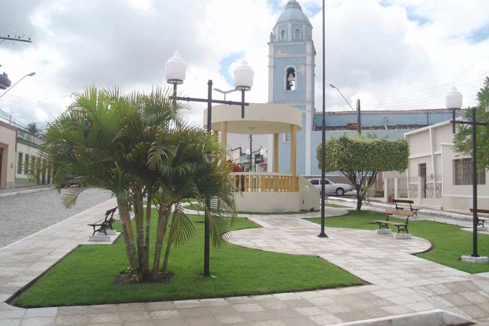 Crise econômica força prefeito a demitir servidores e reduzir salários em Limoeiro de Anadia