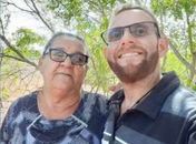Josefa Maria e seu filho, o técnico em enfermagem João Moisés da Silva Filho.