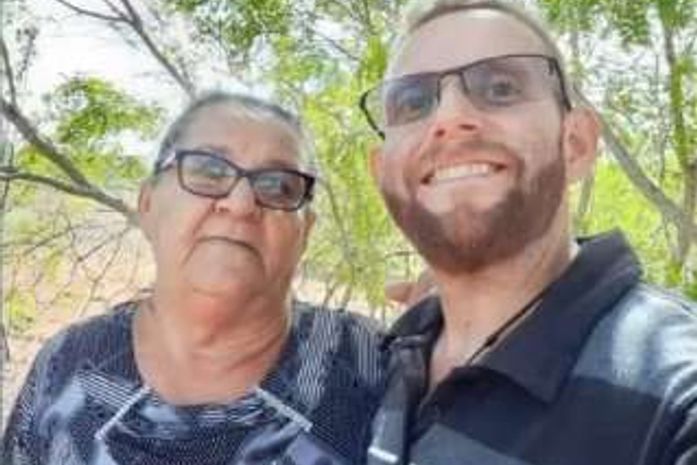 Josefa Maria e seu filho, o técnico em enfermagem João Moisés da Silva Filho.