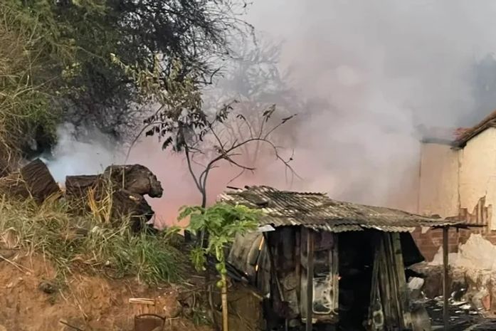 Incêndio de grandes proporções destrói borracharia na BR-316 em Palmeira dos Índios
