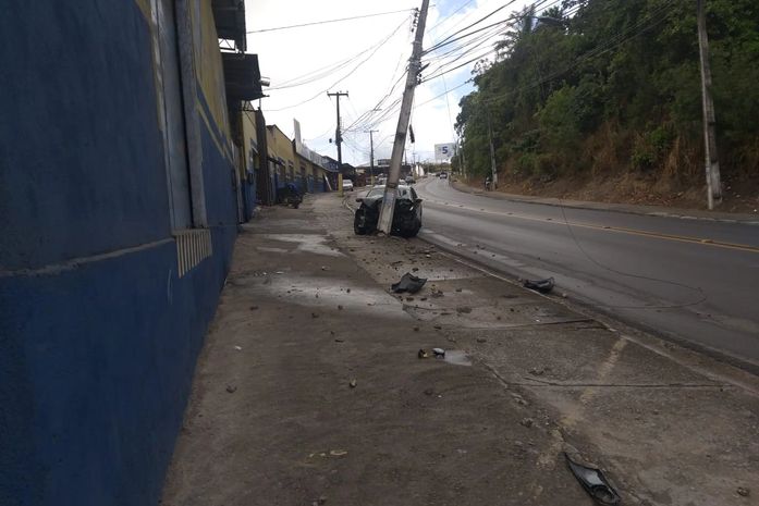 Motorista perde o controle de carro e colide em poste em Maceió