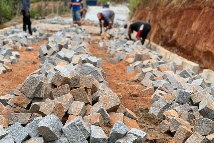 Prefeitura de Branquinha inicia pavimentação em localidade da zona rural