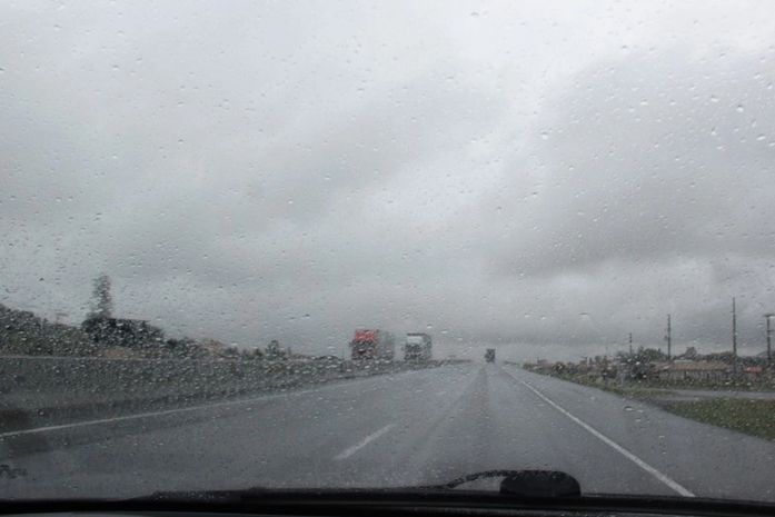 Após chuvas barreira desaba na rodovia 101 em Juqueiro