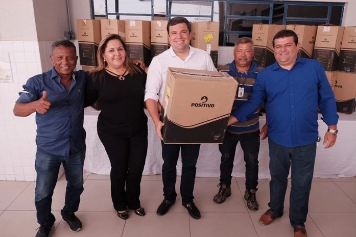 O vice-prefeito e secretário de Assistência Social, Marcelo Palmeira fez a entrega dos equipamentos.