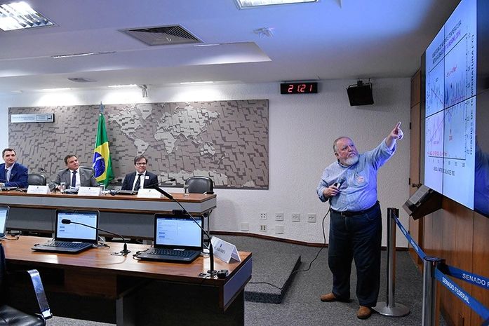 Carlos Molion em apresentação no Senado