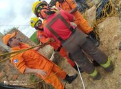 Bombeiros são acionados para resgatar homem que caiu em cacimba com água 