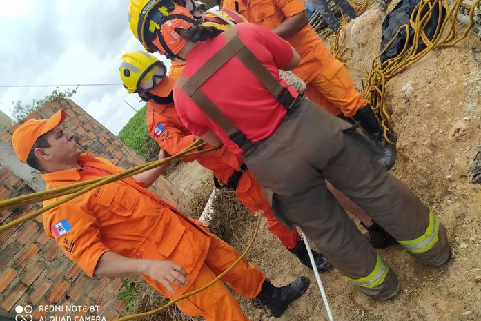 Bombeiros são acionados para resgatar homem que caiu em cacimba com água