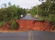 Moradores de Feira Grande percorrem 8Km para sair da cidade após ponte desabar