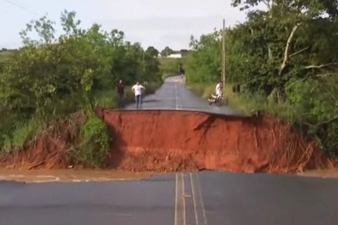 Moradores de Feira Grande percorrem 8Km para sair da cidade após ponte desabar