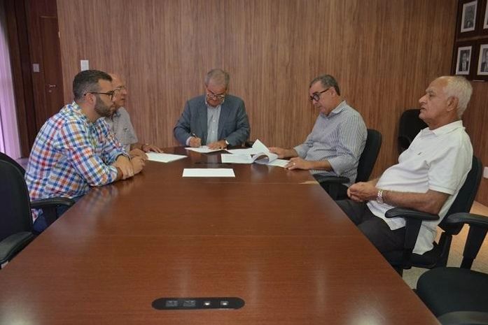 Assinatura do termo de cooperação entre TCE e CREA