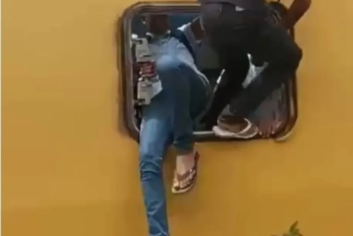 Ônibus que transportava estudantes da rede pública tomba na zona rual de Penedo 