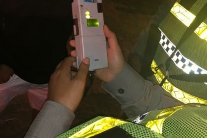 Homem é preso após dirigir embriagado e colidir em viatura da PM