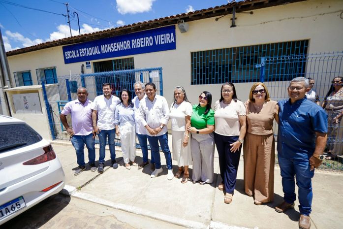 Prefeita Tia Júlia, Júlio Cezar e Silvio Camelo anunciam construção de novo ginásio poliesportivo para Escola Estadual Monsenhor Ribeiro Vieira, ao lado de secretária estadual de Educação Roseane Vasconcelos