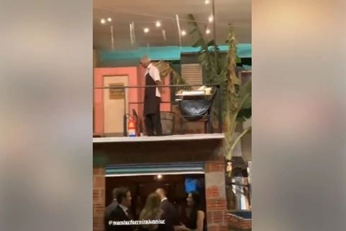 Unimed faz festa racista, tendo como cenário uma favela e um preto como serviçal. Só faltou o chicote
