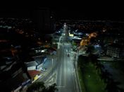 Modernização da iluminação: Avenida Menino Marcelo recebe mais de 500 luminárias de LED